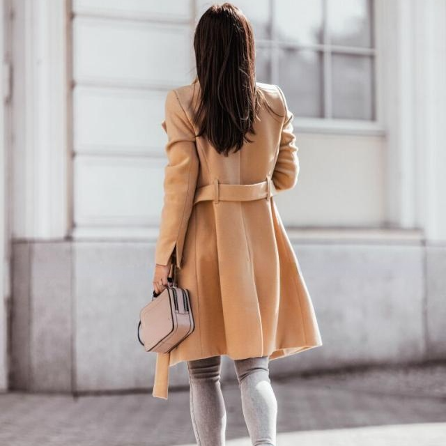 Abrigo Emilia – Estilo sofisticado que define tu silueta