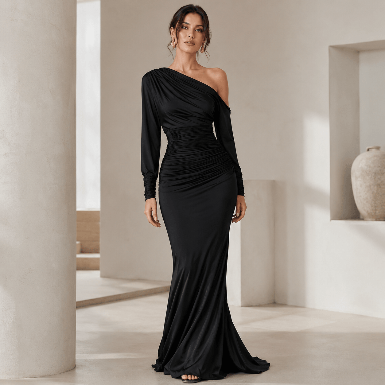 Célina™ | Vestido maxi satinado de un solo hombro en negro